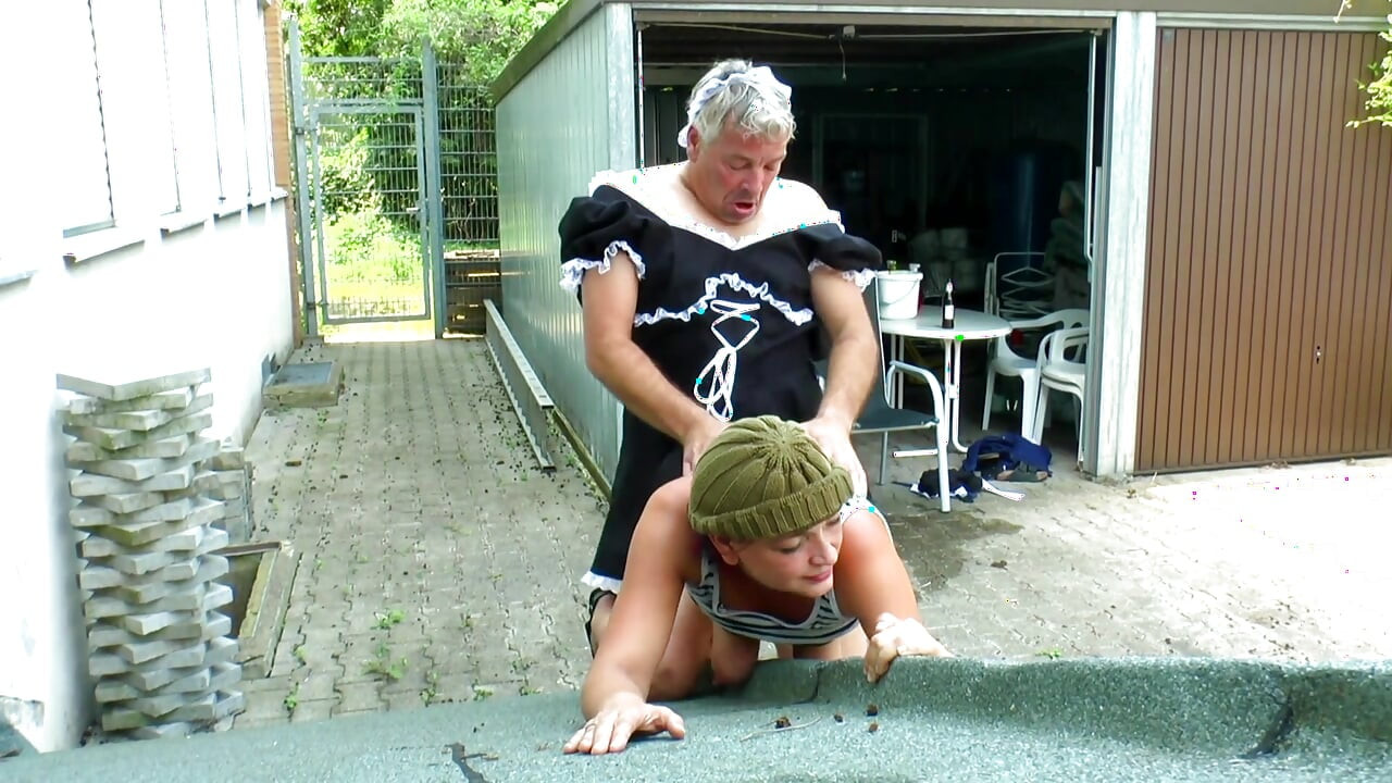 Bini rambut berwarna berpakaian jirannya seperti si jalang pembantu rumah sebenar dalam pakaian seragam pembantu rumah. Kemudian seks boleh bermula