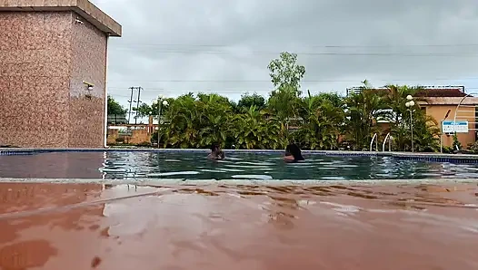 Сперма, плавающая в бассейне, жесткий секс в воде, двойной оргазм