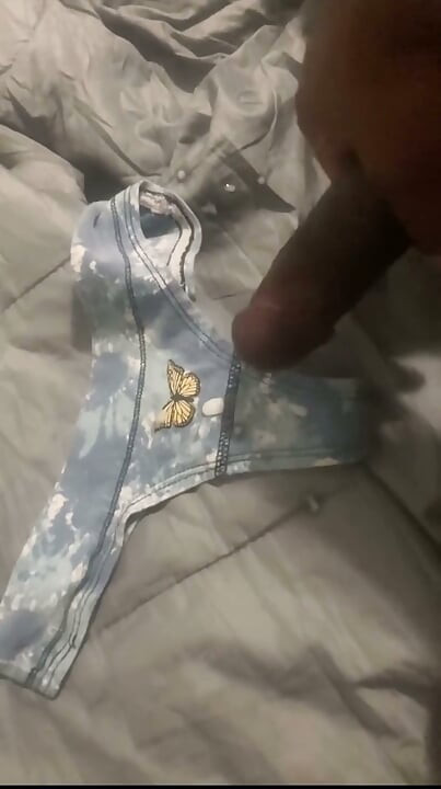 有人把內褲留在樓梯上，讓陌生人射在上面