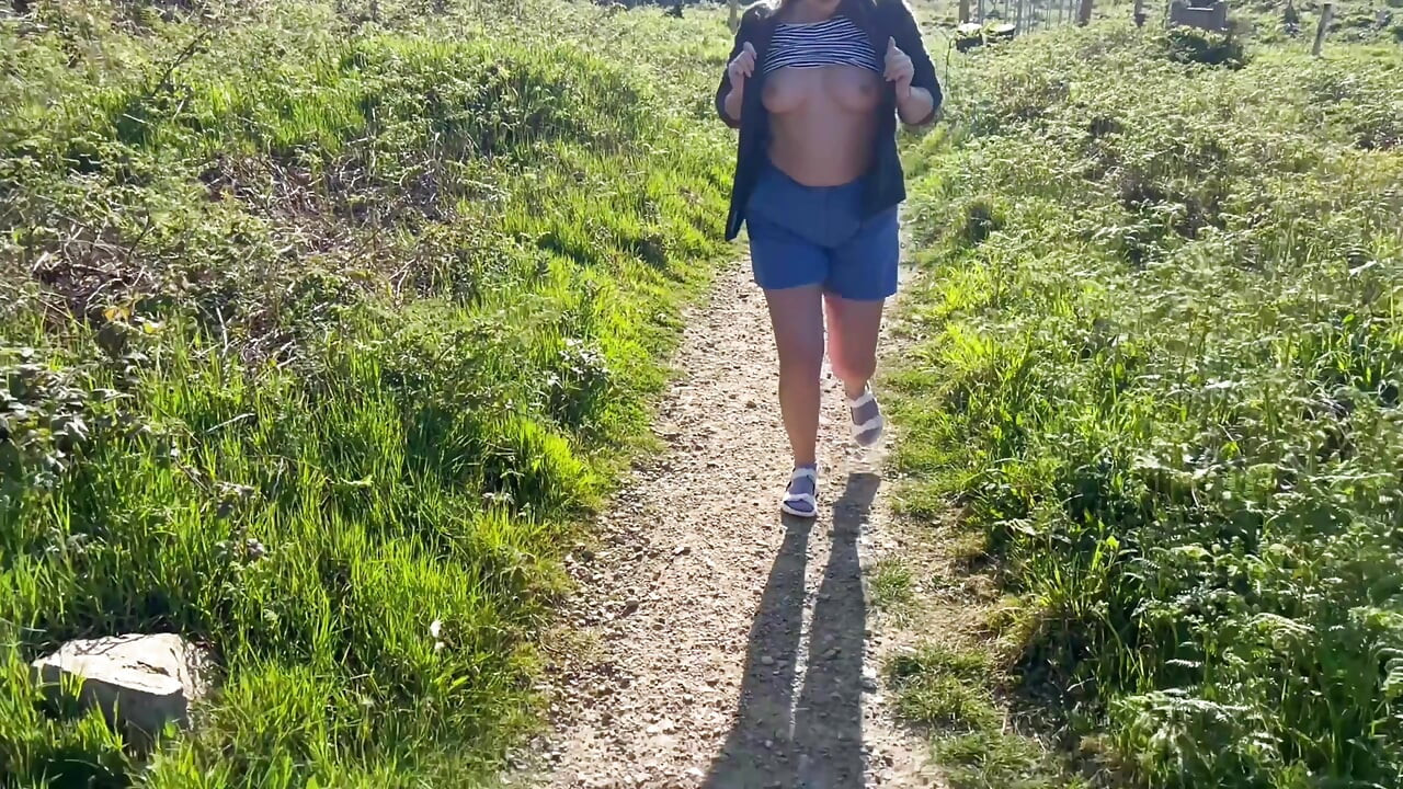 Ateşli kız herkesin içinde doğal göğüslerini teşhir ediyor derleme