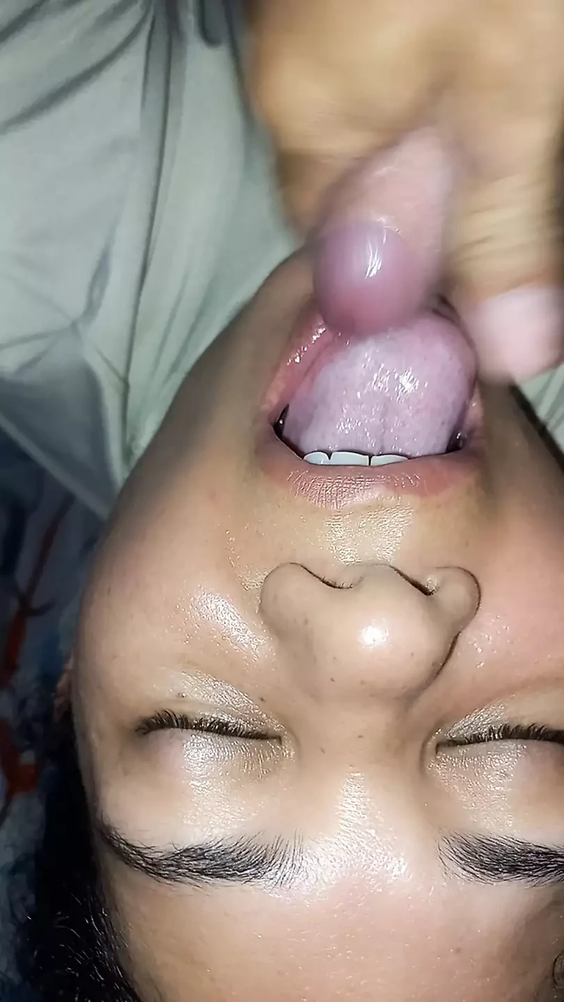 我女朋友的出色口交，她温柔地吮吸它