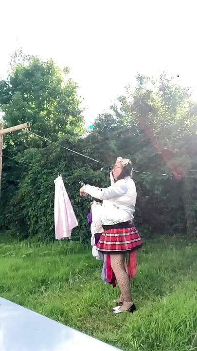 穿着女学生装挂衣服