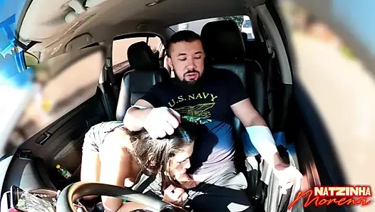 Blowjob di lalu lintas: Wanita berambut cokelat yang ditampilkan menunjukkan payudaranya dan mengisap semua yang ada di dalam mobil