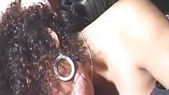 Gata francesa de cabelos encaracolados recebendo seu cu esmagado no carro