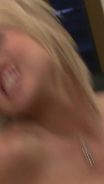 Momento strusciante da "La ragazza bionda con belle tette rotonde impazzisce per un uomo"
