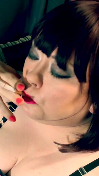Moment de masturbare de la "Bbw Tina Snua îmbrăcată în lenjerie retro sexy fumează o țigară Malboro cu OMI lui - fetiș cu fumat"