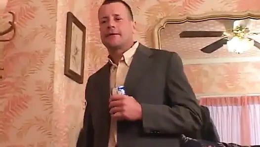 Dicke möpse, brünette teenager mit dem älteren typen arschgefickt.