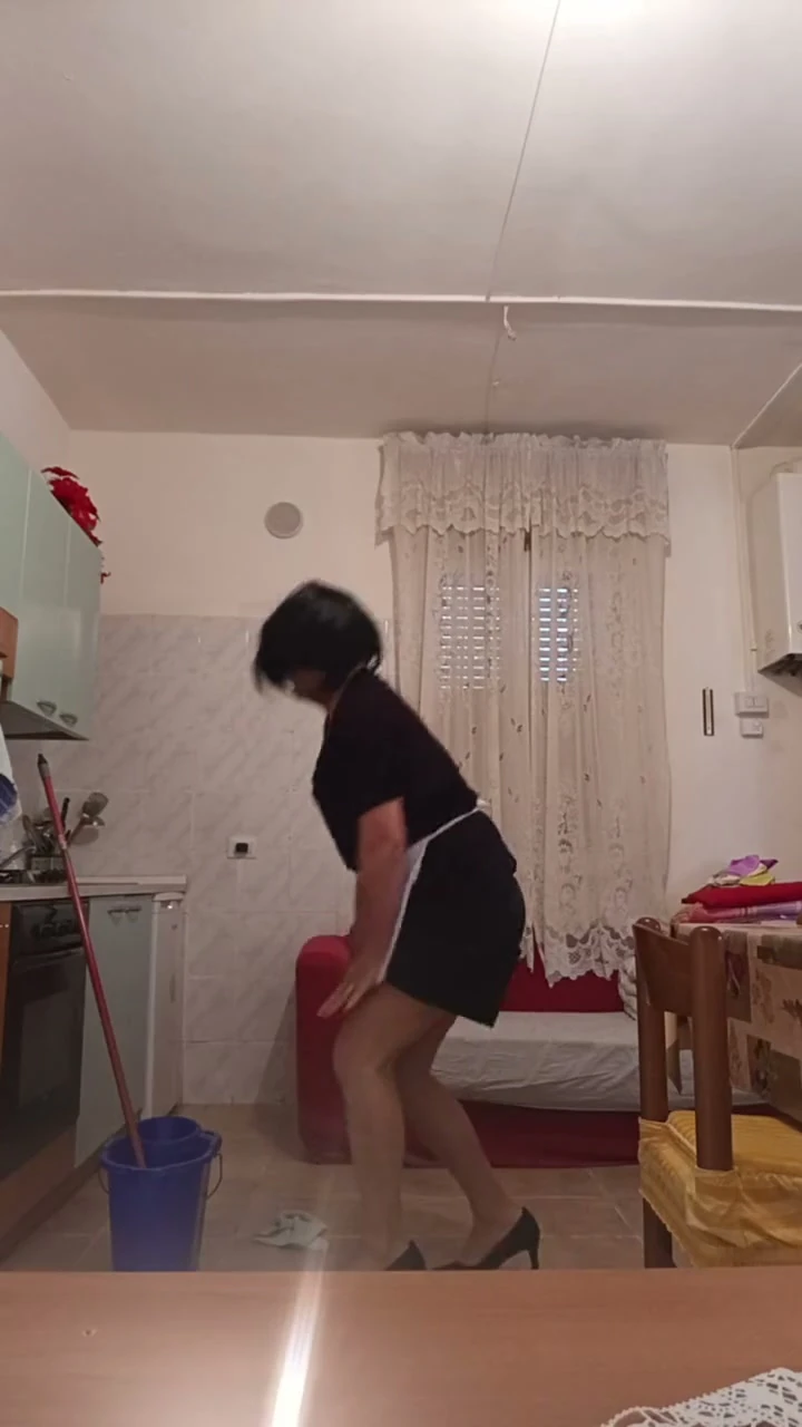 Travesti ev temizliği yapıyor