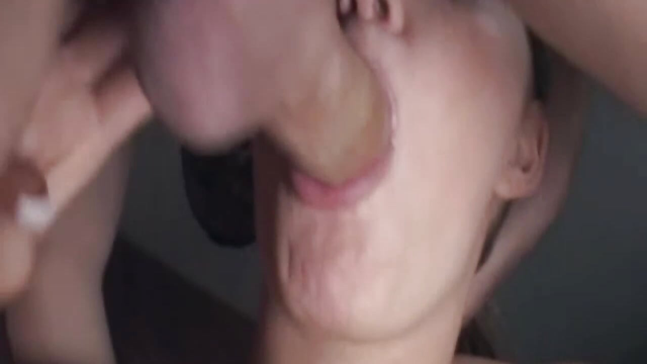 두꺼운 자지를 깊게 빨고 단정치 못한 미시 밀프