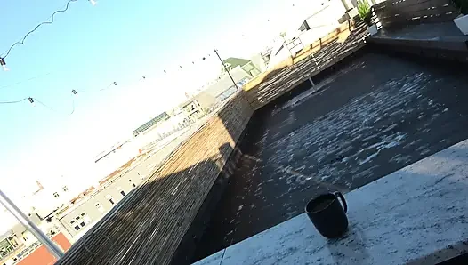 Berani! Blowjob di tangga!