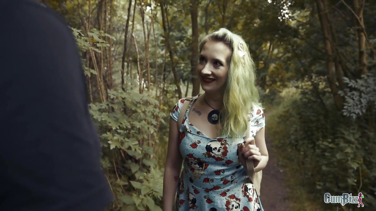 Awek kolej nakal berjalan di dalam hutan yang penuh dengan flashers