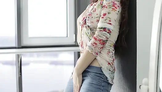 Heißes mädchen, ganz alleine, steckt den dildo tief in ihre muschi und masturbiert