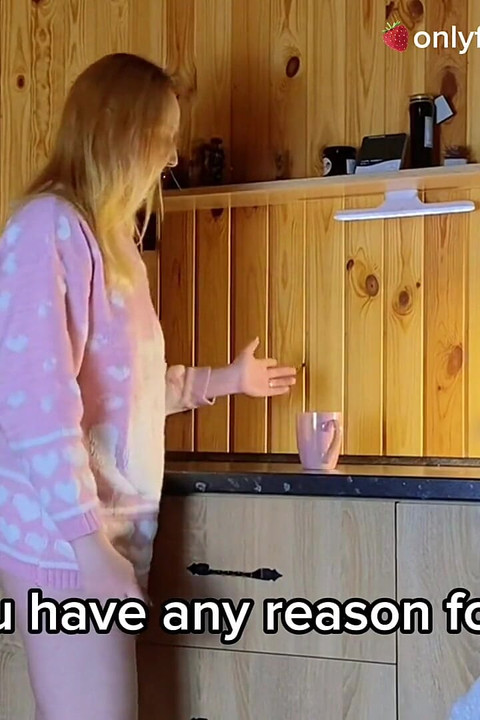 妻子的出軌：丈夫的朋友勾引妻子並在桌子上操她