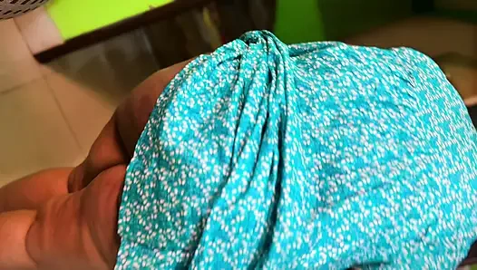 Pov: pembantu india dengan pantat bahenol lagi asik menyapu kamarku sambil bugil & toket besarnya lagi asik ngocok kontol - seks mms