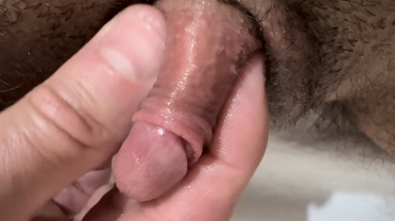 Trans man jerking off hard until he has a great orgasmo