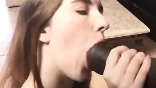 Sie ist süß, aber böse mit einem großen schwarzen schwanz