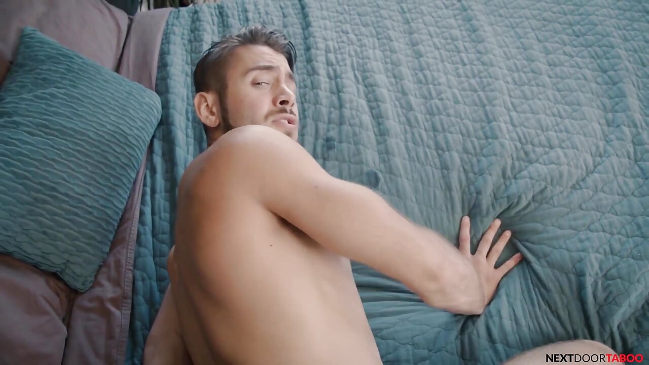 NextDoorTaboo - Donte Gros îl prinde pe fratele vitreg uitându-se la porno homosexual