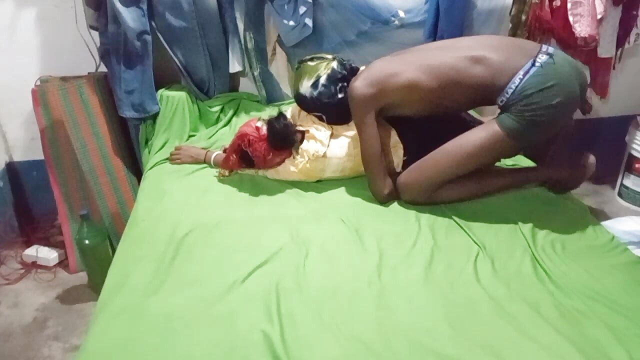 Desi Aunty k saath hot gand ki romantic video only kissing