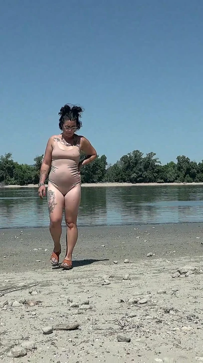 纹身熟女在晒日光浴时感到惊讶
