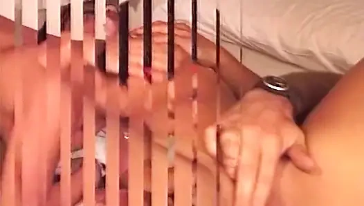 Cewek dewasa rambut cokelat lagi asik kencing ganas sambil pamer tubuh aduhainya