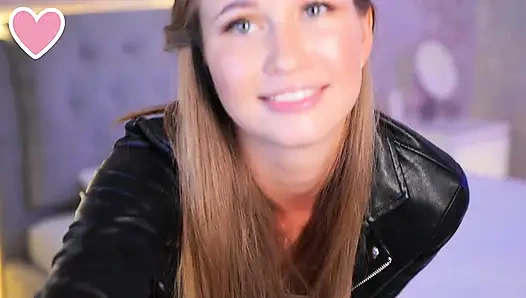 Parmaklarıyla onu esniyor