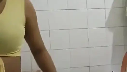 Heiße brünette mit dickem arsch fickt ihren mitschüler im Haus ihres Elternhauses Es passierte in miami