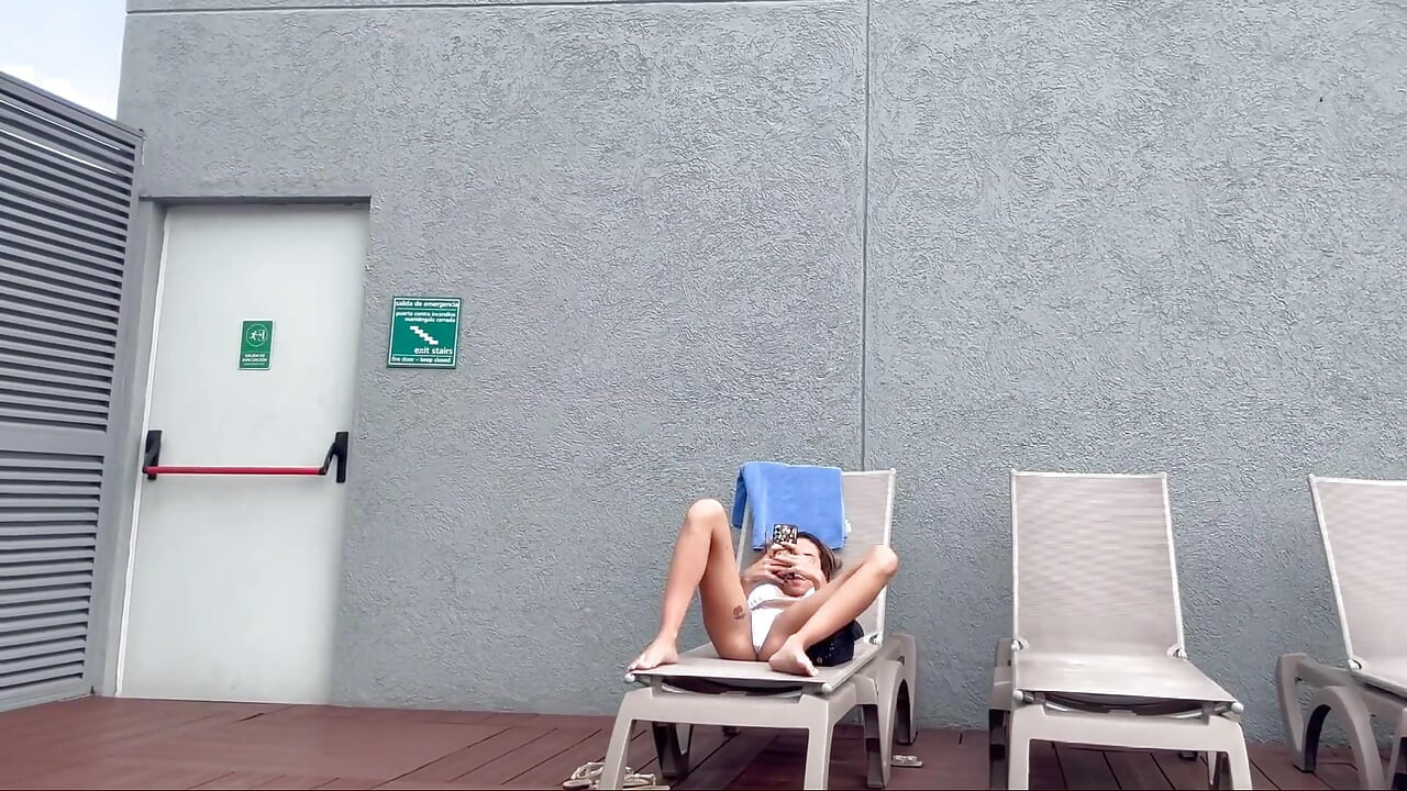 Grabé a mi famoso vecino tomando el sol en el campo dental