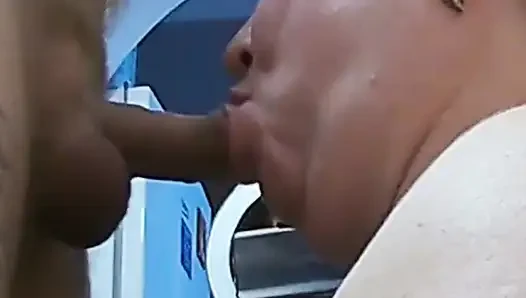 Crot sperma tepat di mulut setelah nyepong kontol