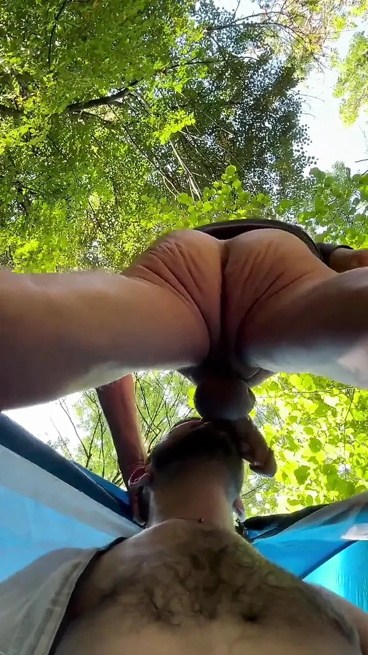 Pijpen voor stiefvader op de camping