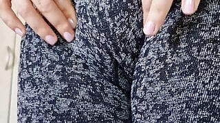 Provocando minha buceta inchada através de leggings