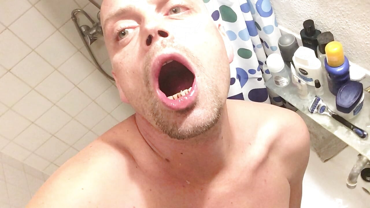 Pišanje, drkanje i sperma na mojoj bradi