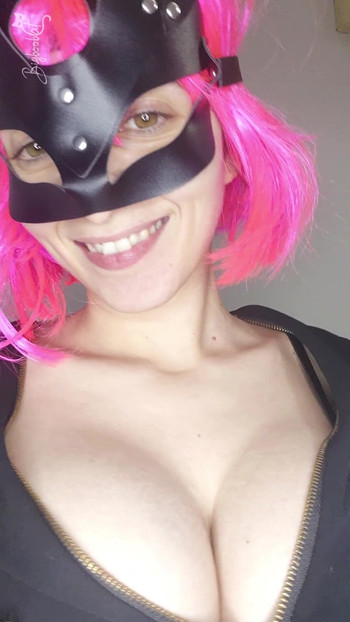 किटी मास्क और बड़े स्तनों के साथ मेरी जुनूनी आत्म-खुशी का निरीक्षण करें