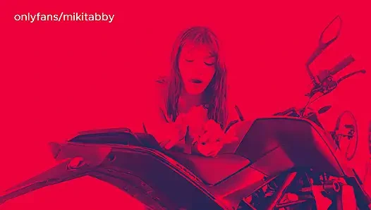 POV Seiko ist deine fahrlehrerin auf ihrem motorrad