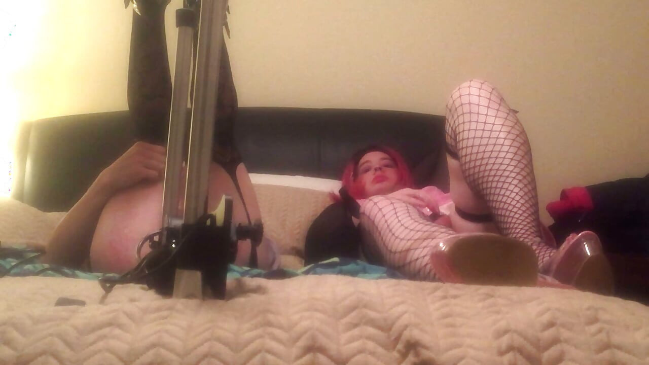 Sikişme makinesini kullanan travesti ve trans kadın - derleme 7