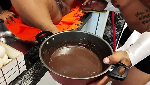 Zwerg, der vom osterhasen gefickt wird, hat alles mit Schokolade bedeckt