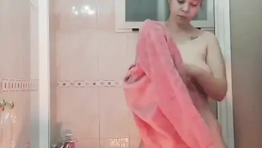 Kız arkadaş duşta