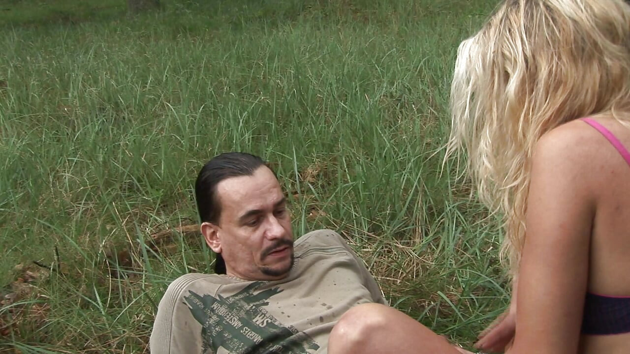 Des policières dévergondées baisent dans le bois