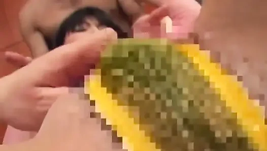 Японская милфа может обрабатывать два члена одновременно