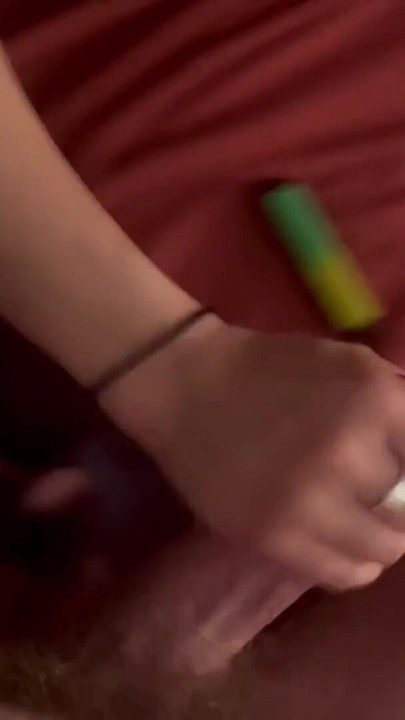 O mamă sexy asiatică îl fute tare pe soț, cuplu de amatori care călărește sperma în ciorapi și călărește tare rapid. Cur săltăreț | Clip 1