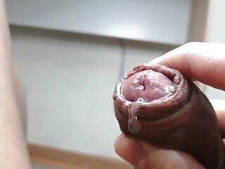 विशाल लंड हस्तमैथुन और वीर्य निकालने का क्लोज-अप