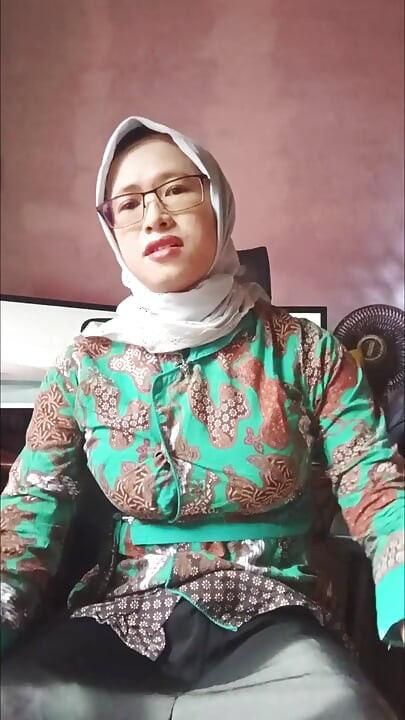 Hijab Shemale Masturbation in the Morning