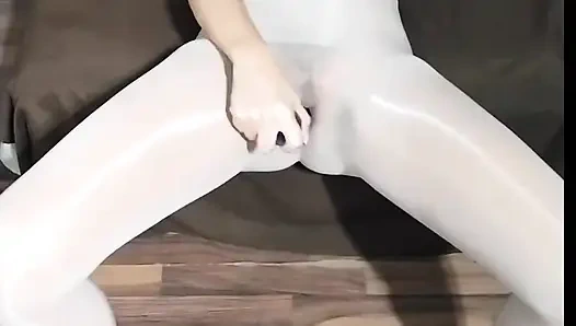 Aku lagi asik mainin memeknya pakai stoking ketat baruku sampai muncrat