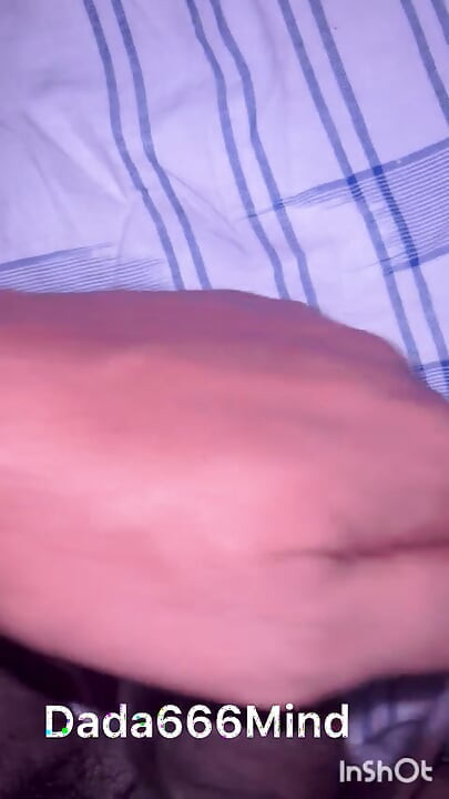 インドの少年がガラス瓶でマスターベート