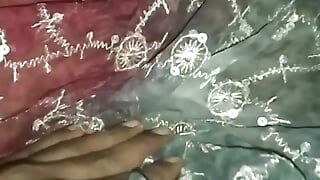 freches mädchen fingert in rotem sari