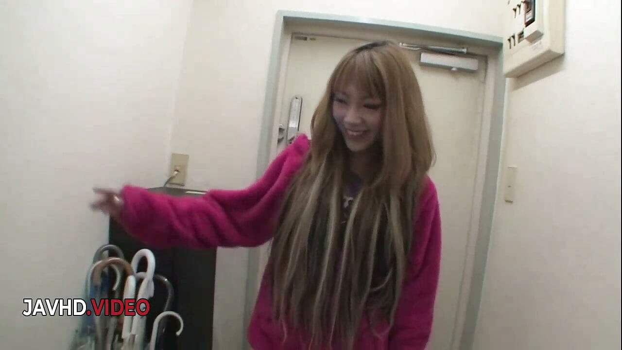 La mamada sensual de Saki Oshiro en el baño lleva a una cabalgada apasionada en POV