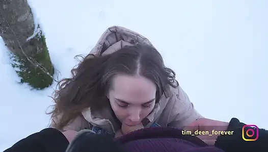 Во время милой прогулки в зимнем лесу, мою киску заполнили до предела 4K HD команда Тима
