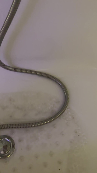 Déshabillée dans la salle de bain