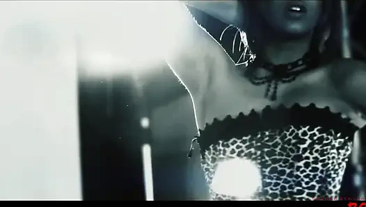 Lezbiyen Amabella yaşlı kadın Alma Blue tarafından hayata geçiriliyor