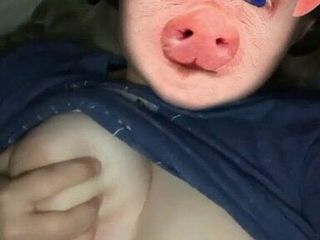 18 साल पुराना मोटा सुअर वेश्या उसके अपने स्तन के साथ खेल रहा है