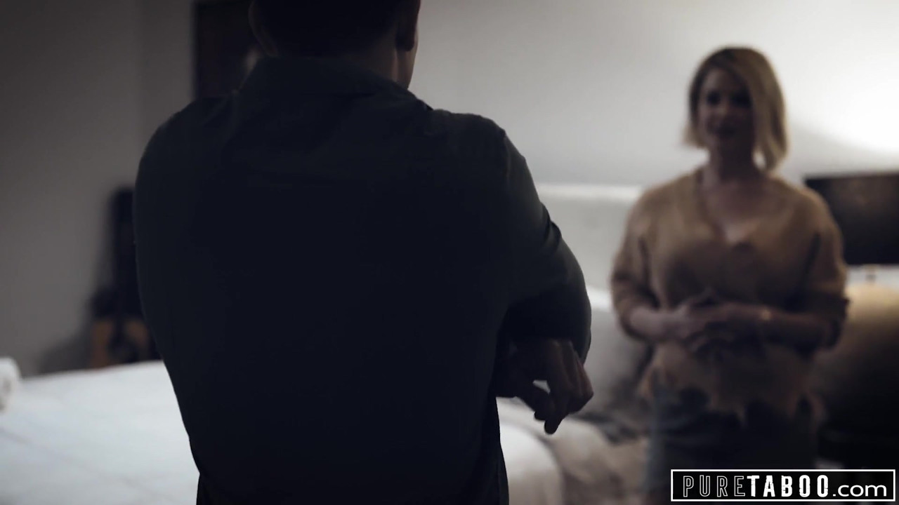 純粋なタブーの継母が義理息子を喜ばせる彼自身を助けた